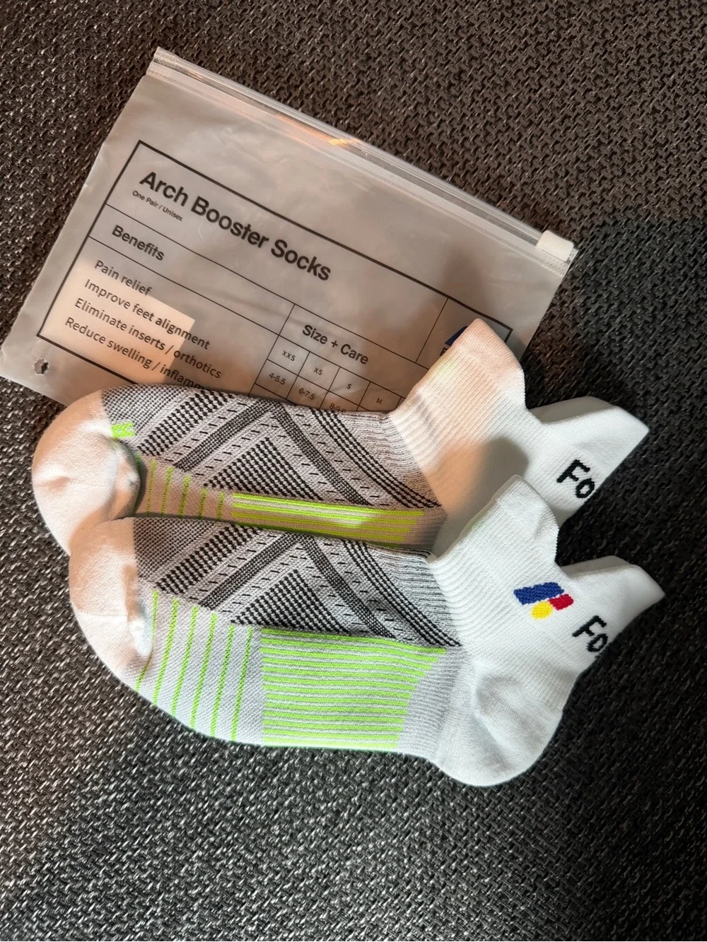 Forme Arch Booster Men's Athletic No-Show Socks in White & Neon Green